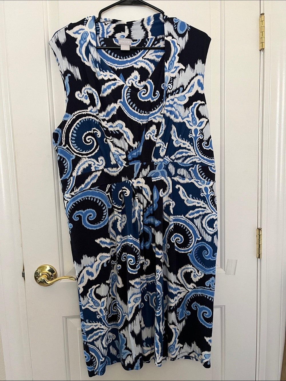 Chico's v neck sleeveless Navy, Light Blue & White Swirl Midi Dress size 3 14/16